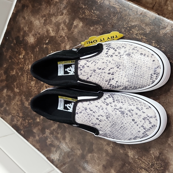 Vans - Picture 2 of 6